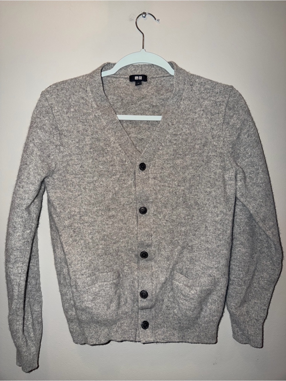 Uniqlo Men's 100% wool Light Gray V-Neck Button Cardigan size Medium minimalist